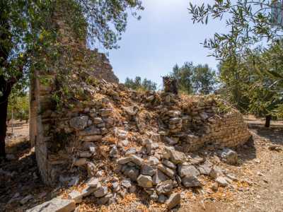 La torre, che fu di propriet� degli Agera, nobile casato protagonista della vita economica bitontina, � oggi ridotta a un rudere. Ci� non impedisce per� di comprendere come dovesse apparire in passato